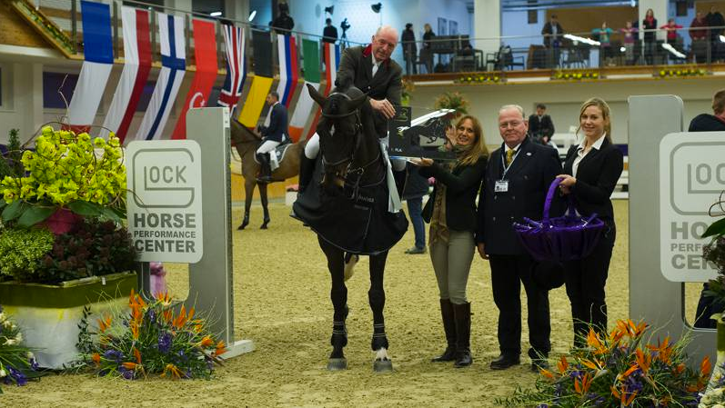 At the GLOCK HORSE PERFORMANCE CENTER he isn’t just a regular guest, he’s also a regular winner: John Whitaker from Great Britain enjoys congratulations from Ulrike Payrer (GHPC) and Franz-Peter Bockholt (Sports Director GHPC). © Nini Schäbel