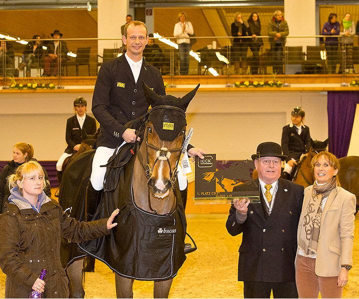 For the first time, Marco Kutscher (GER) received a winner’s trophy at the GLOCK HORSE PERFORMANCE CENTER. Ulrike Payrer (GHPC) and Franz-Peter Bockholt (Sports Director GHPC) congratulated him. © Michael Rzepa