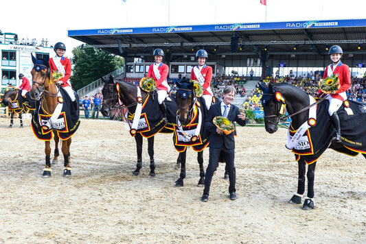     Kirtsen Coe, Beezie Madden, Laura Kraut, Lucy Davis, Team Chef Robert Ridland